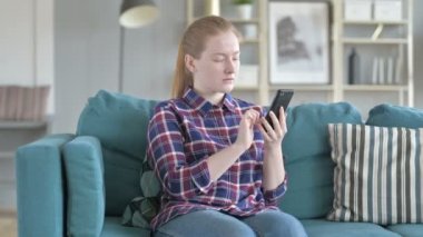 Akıllı telefon kullanan genç bir kadın.