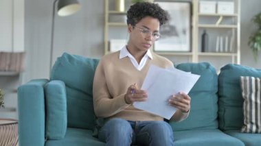 Çalışan Genç Afrikalı Kız kağıt işi yapıyor