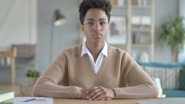 Működő afrikai lány ülő-on őt Hivatal asztal — Stock videók