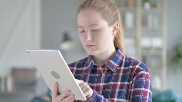 Gros plan de la jeune femme en utilisant la tablette — Video