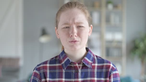 Nahaufnahme einer jungen Frau mit Zahnschmerzen — Stockvideo