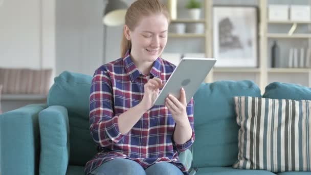 Junge Frau begeistert mit Tablet-Computer — Stockvideo