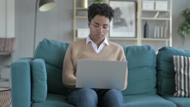 Sömnig ung afrikansk flicka slumrad när du arbetar på laptop — Stockvideo