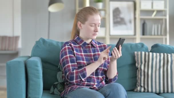 Jovem mulher fazendo compras online mal sucedidas — Vídeo de Stock