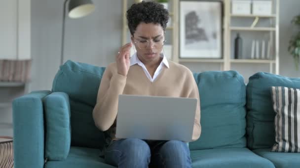 Podkreślił African Girl pracy na laptopie — Wideo stockowe