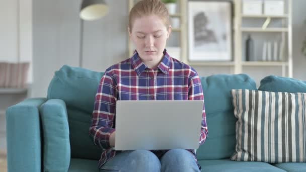 Mujer joven emocionada mientras trabajaba en el ordenador portátil — Vídeo de stock