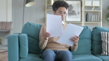 Genç Afrikalı Kız Notlar geçiyor