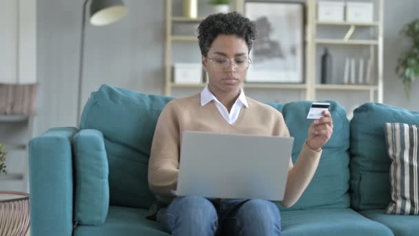 Chica Africana joven tratando de utilizar la tarjeta de crédito en línea — Vídeo de stock