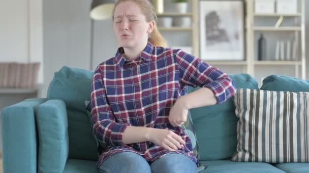 У молодой женщины боли в спине — стоковое видео