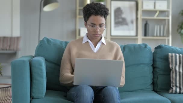 Garota Africano ficar surpreso enquanto trabalhava no laptop — Vídeo de Stock