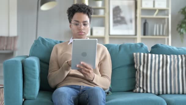 Menina bonita está usando tablet digital — Vídeo de Stock