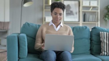 Güzel Genç Afrikalı Kız dizüstü bilgisayarda görüntülü Sohbet sahip