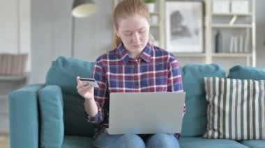 Genç Kadın tarafından Başarısız online Alışveriş