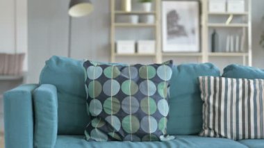 Genç Kadın Geliyor Ve Kanepede Siting