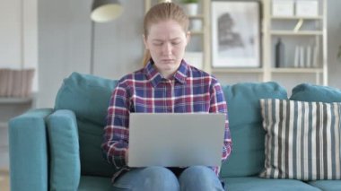 Genç Kadın Laptop Üzerinde Çalışan Ve baş ağrısı yaşıyor