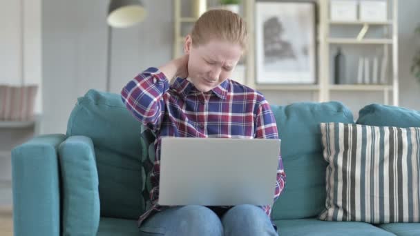 Jonge vrouw werkt op laptop en heeft nekpijn — Stockvideo