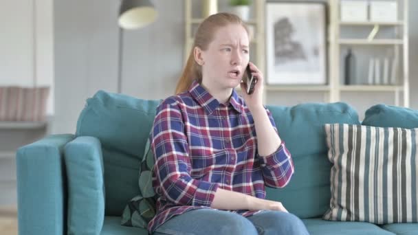 Jonge vrouw boos op telefoon — Stockvideo