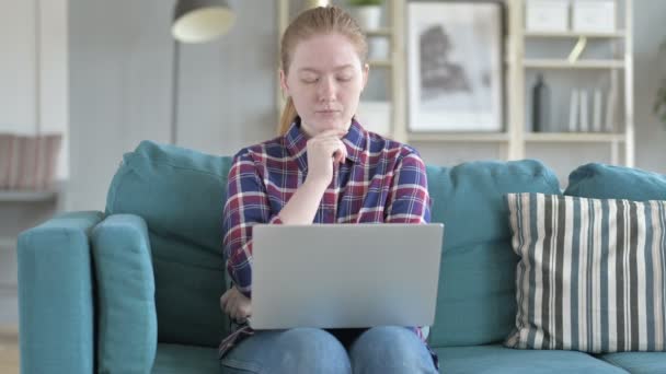 Женщина думает во время работы над ноутбуком — стоковое видео