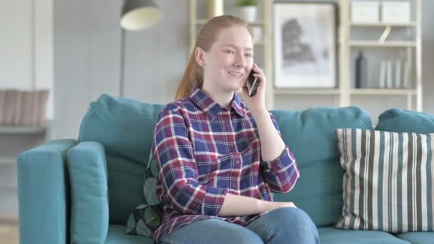 Νεαρή γυναίκα, μιλώντας στο τηλέφωνο — Αρχείο Βίντεο