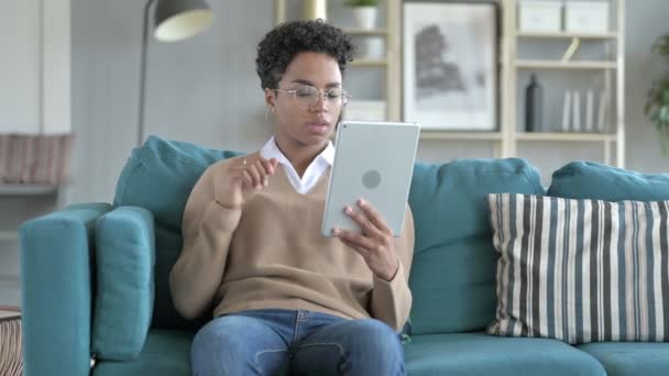 タブレット上でビデオチャットをしている若いアフリカの女の子 — ストック動画