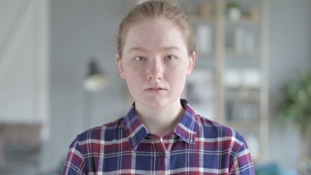 Kameraya Bakan Genç Kadının Yakın Çekimi — Stok video