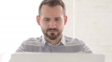 Adam Baş Sallayarak Teklif Reddederek