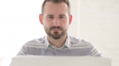 Laptop Kullanarak Diş Ağrısı ile Man Close Up