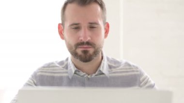 İş Yerinde Başarıyı Kutlayan Adamın Yakın Çekimi