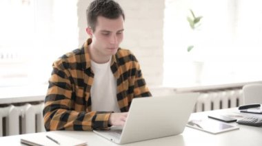 Casual Genç Adam İş Yaratıcı Yer Bırakarak