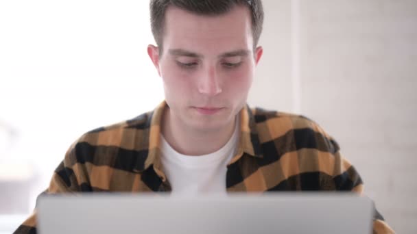 Zbliżenie Młody człowiek świętuje sukces na laptopie — Wideo stockowe