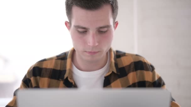 Nahaufnahme eines kranken jungen Mannes, der bei der Arbeit hustet — Stockvideo