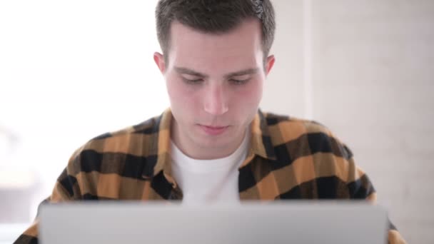 Close Up of Young Man Reagindo a Perda Online — Vídeo de Stock