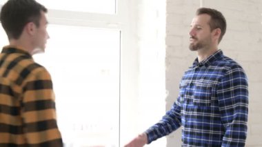 Casual Genç Adam Arkadaşı ile El Sıkışma