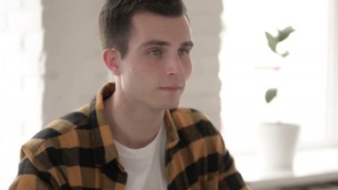 Kamera Doğru İşaret Casual Genç Adam Beckoning