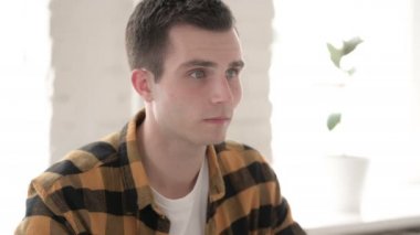 İnkar da Casual Genç Adam Sallayarak Reddederek