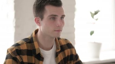 Kameraya Bakan Genç Adam tarafından Thumbs Up