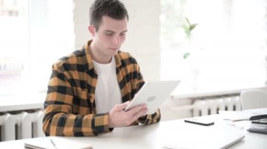 Tablette Başarıyı Kutlayan Mutlu Genç Adam