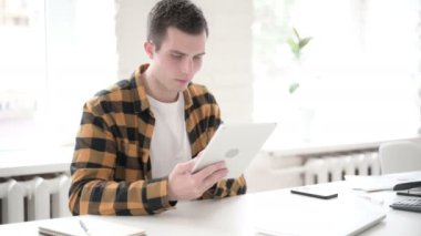 Üzgün Genç Adam Tablet Üzerinde Kayıp şok