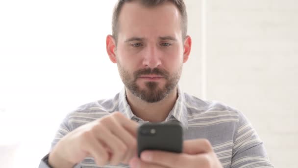 Homem em choque por perda em Smartphone — Vídeo de Stock