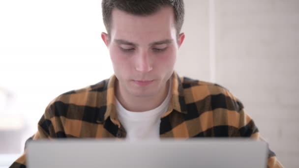 Primer plano de Video Chat por Casual Young Man — Vídeo de stock