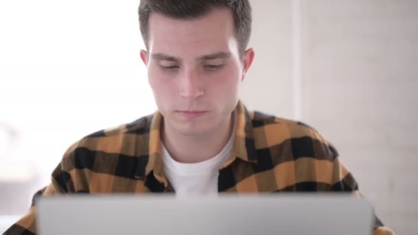 Close-up van jonge man met hoofdpijn werken op laptop — Stockvideo