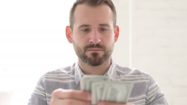 Hombre joven adulto contando dólar papel moneda — Vídeo de stock