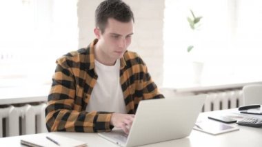 Gergin Casual Genç Adam Online Kaybı tepki