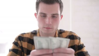Genç Adam Sayma Dolar Kağıt Para Birimi