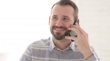 Happy Man İş Için Telefonda Konuşuyor