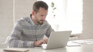 Yetişkin Adam Online Kaybı tarafından Üzgün