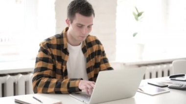 Casual Young Man tarafından Laptop ile Internet Görüntülü Sohbet