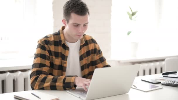 Jovem Casual com Cefaleia Trabalhando no Laptop — Vídeo de Stock