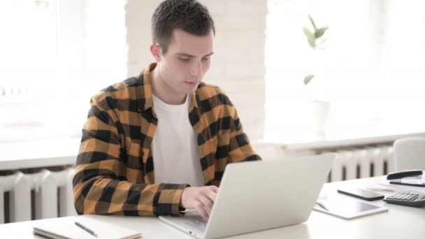 Impresionado joven casual en asombro en el trabajo — Vídeos de Stock