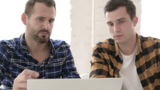 Close-up de pessoas criativas discutindo o trabalho no laptop, conversando — Vídeo de Stock